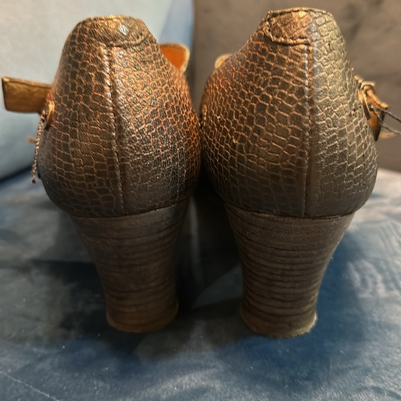 Gold Button black and brown leather Mary Jane pumps -us 8 - Picture 7 of 8